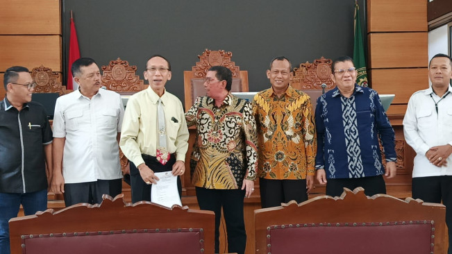 Kuasa hukum Nikita Mirzani, Fahmi Bachmid berdamai dengan pengacara Reza Gladys terkait gugatan wanprestasi sebesar Rp100 miliar di PN Jakarta Selatan. [FTNews]